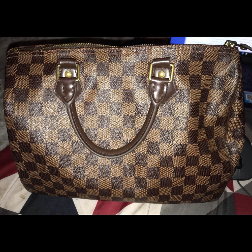 Louis Vuitton Speedy 30. With dust bag. 100% Authentic. Lightly worn